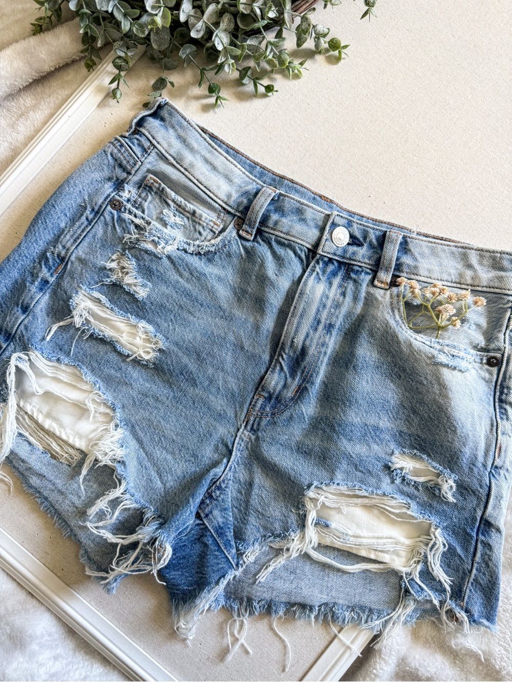 American Eagle Mom Short Distressed Medium Wash Size 6